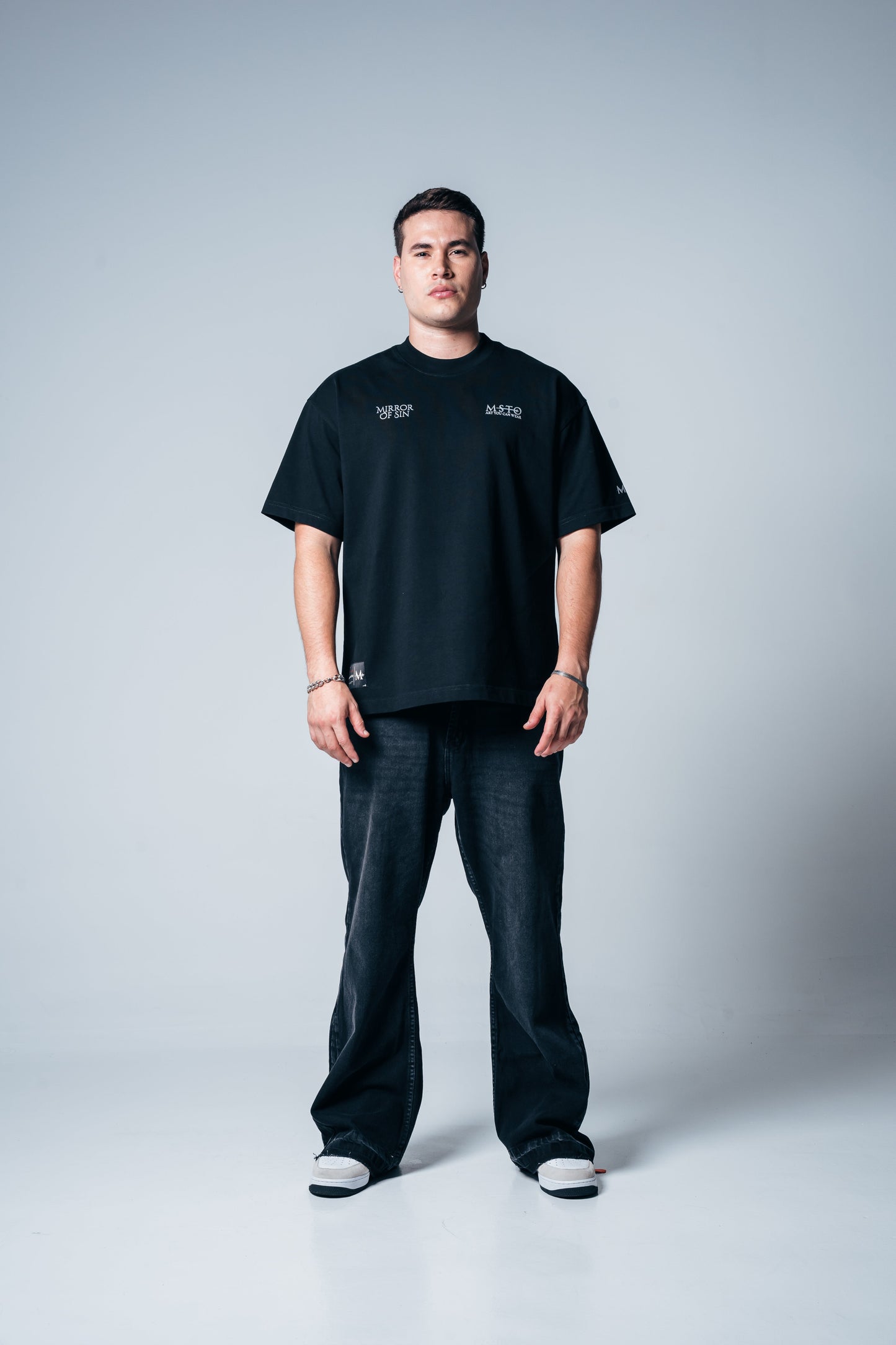 CAMISETA OVERSIZE BÁSICA MOF NEGRA