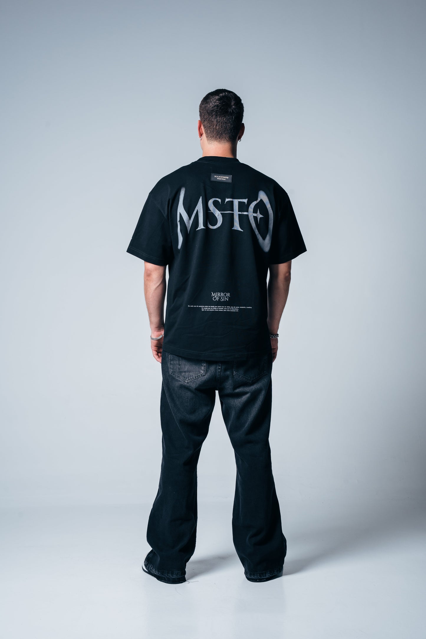 CAMISETA OVERSIZE BÁSICA MOF NEGRA