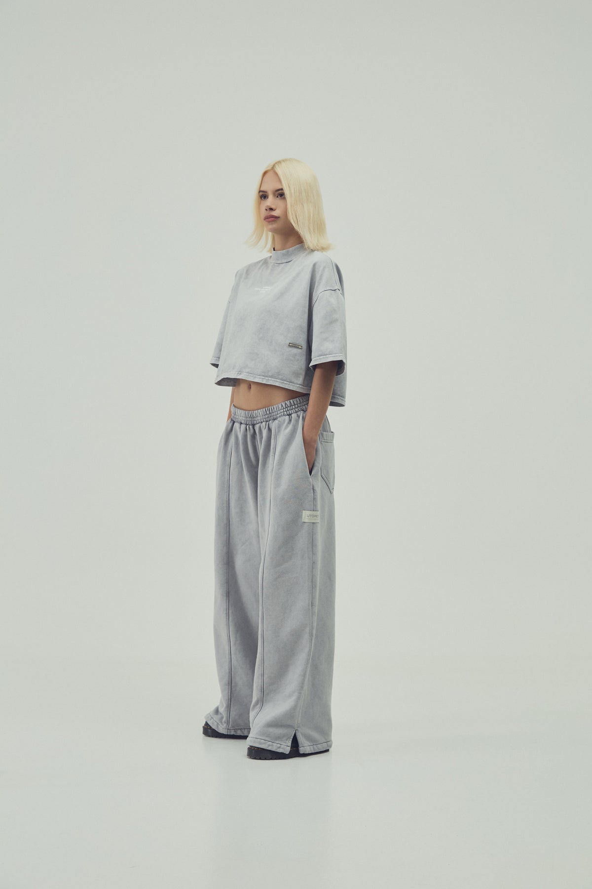 CAMISETA  CROPPED - GRIS