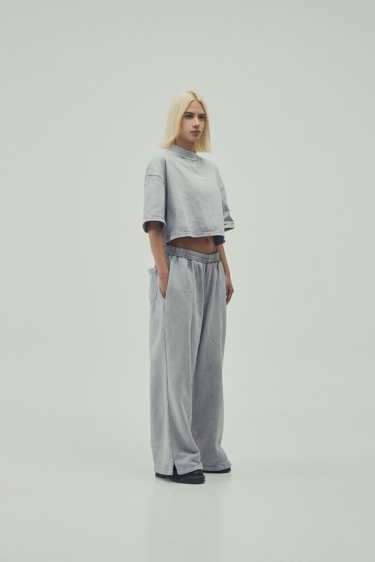 CAMISETA  CROPPED - GRIS