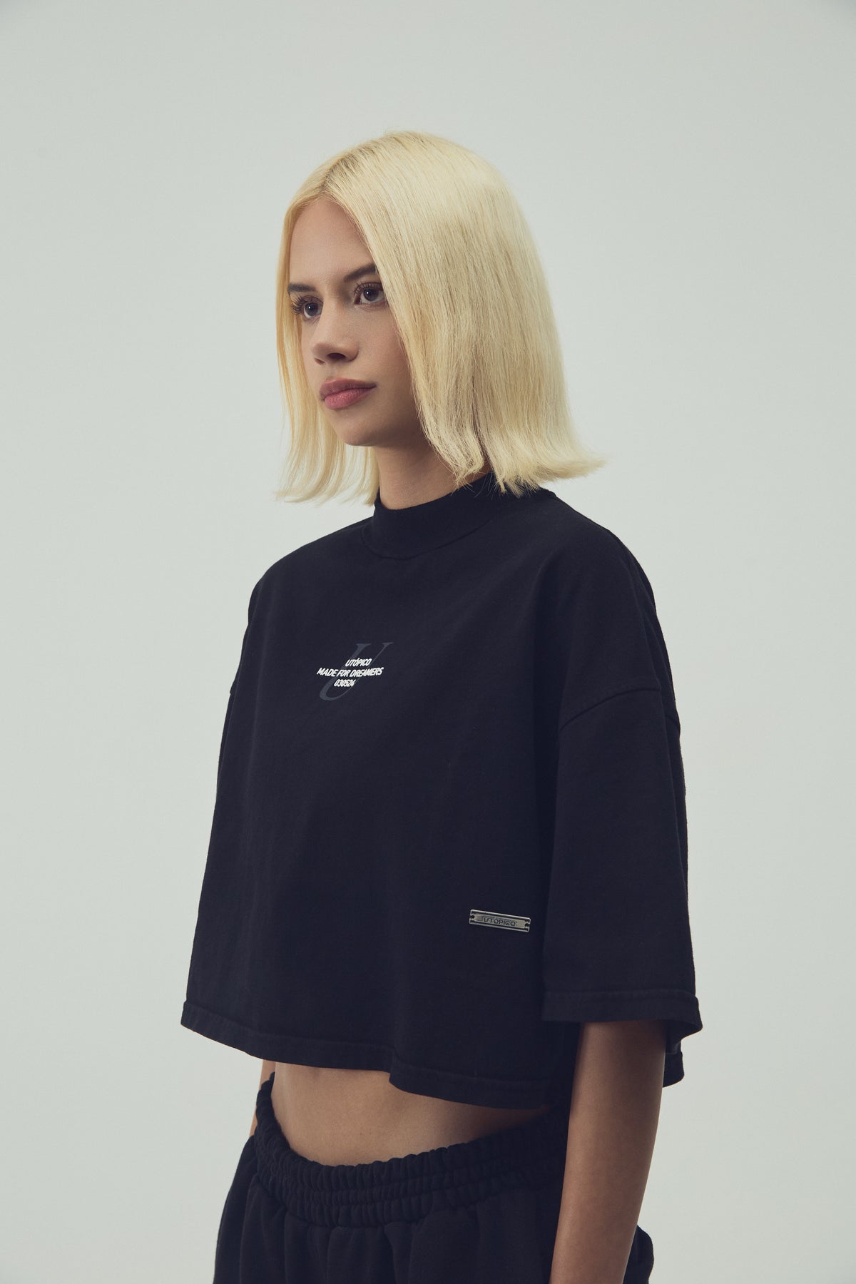 CAMISETA  CROPPED - NEGRO