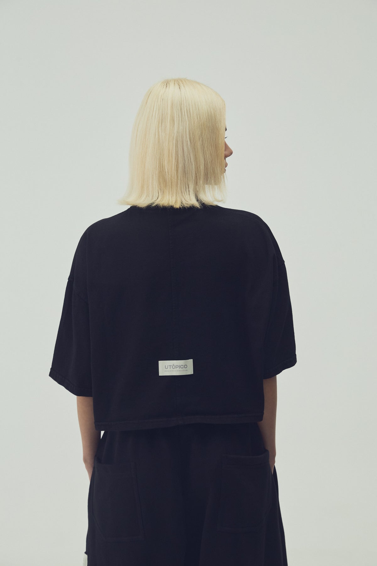 CAMISETA  CROPPED - NEGRO