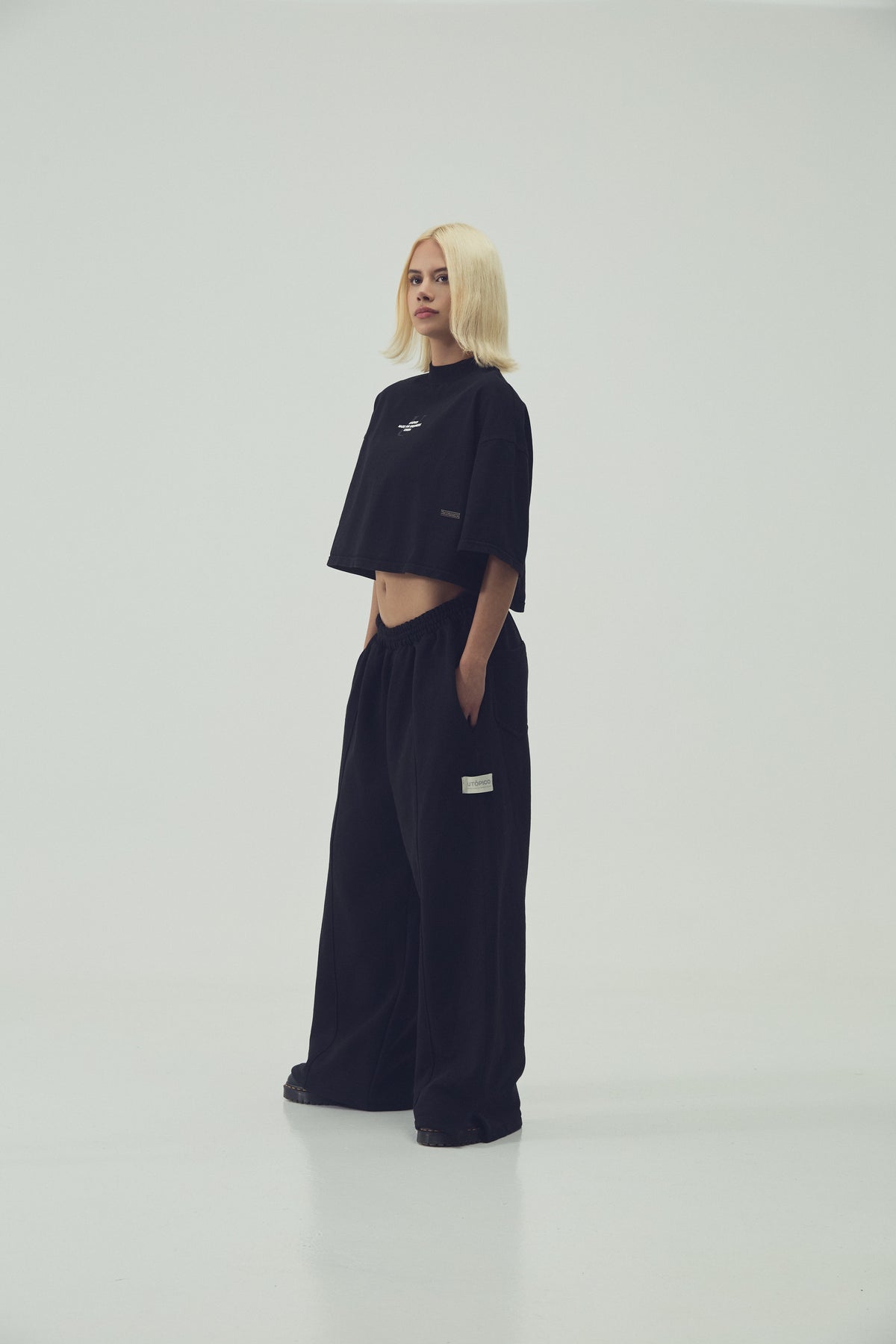 CAMISETA  CROPPED - NEGRO